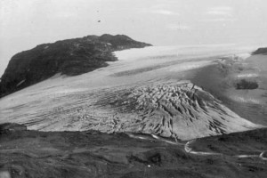 Blåisen sommerstid 1950-1960. Hardangerjøkulen har trukket seg markant tilbake siden dette bildet ble tatt. Foto: Enoch Djupdræt. Billedsamlingen, Universitetet i Bergen (CC)